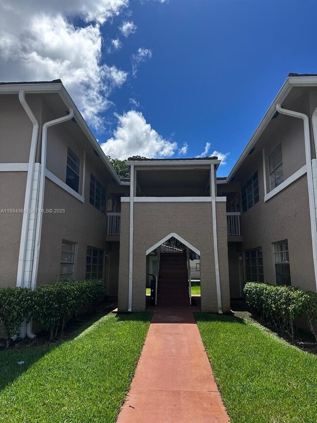 Building Photo - 10124 Twin Lakes Dr Unit 11-D