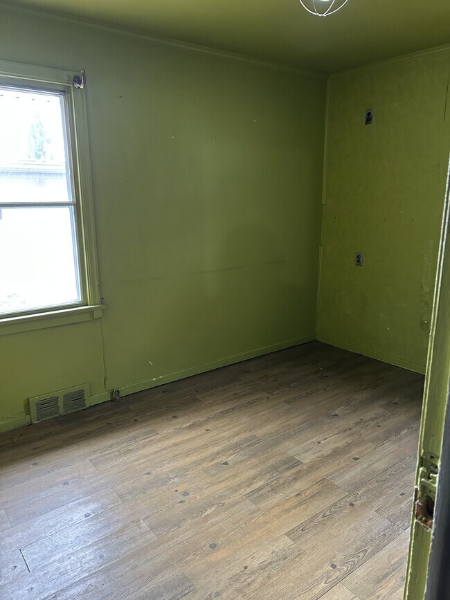 Photo - 11864-11858 58 St NW