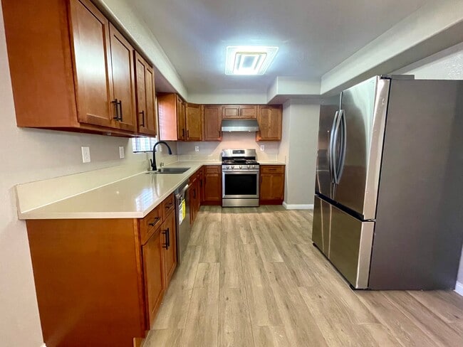 Building Photo - 3035 S Palm Grove Ave