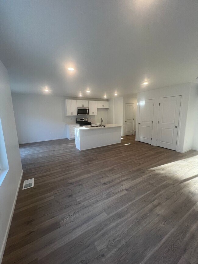 Photo - Beautiful spacious 3 bedroom, 2.5 bathroom house located in Cedar City!