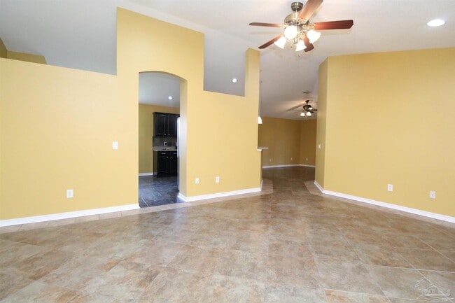 Photo - 639 Saleta St