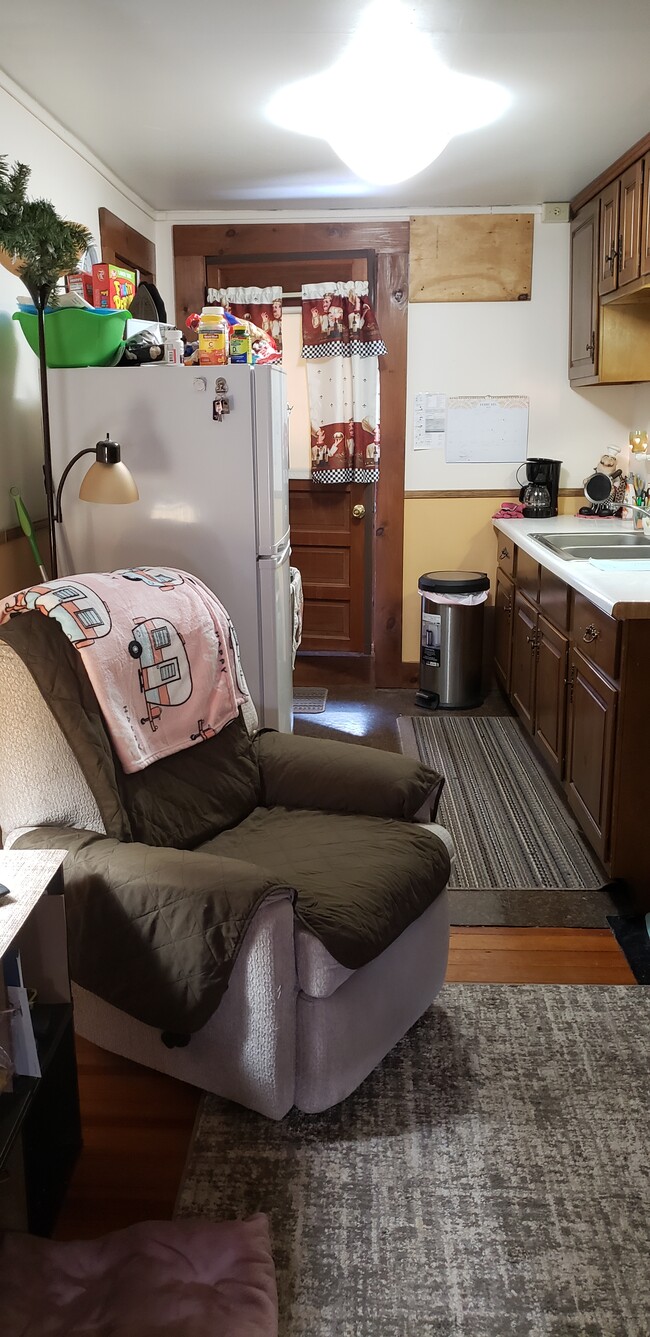 Sala de estar vista desde la puerta del dormitorio - 75 Court St Unidad 2