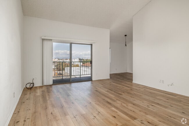 1BR, 1BA - 850-900SF - Living Room - City View Apartments
