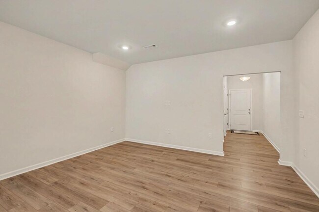 Photo - 909 Falls Grove Trl