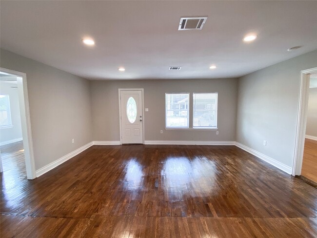 Building Photo - 1406 Mystic St