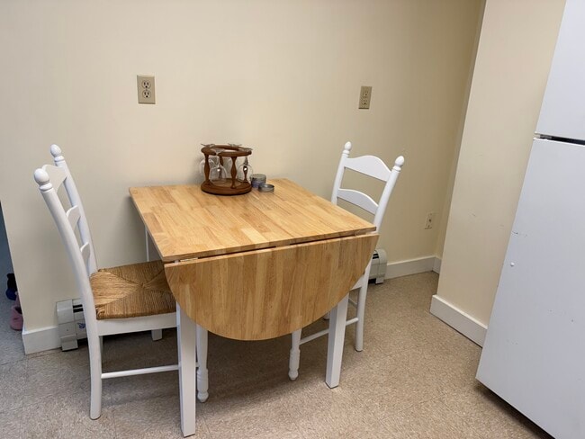 Kitchen eat-in - 47 Plunkett St Unit 47AR Furnished 1 bdrm