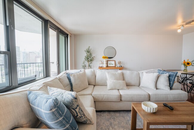 Photo - 1560 N Sandburg Terrace