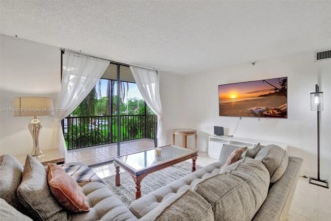 Photo - 900 NE 195th St