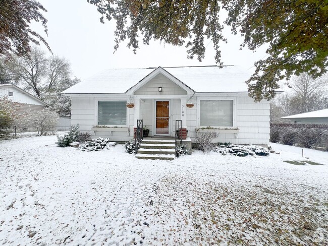 Building Photo - Four Bedroom, Two Bath House