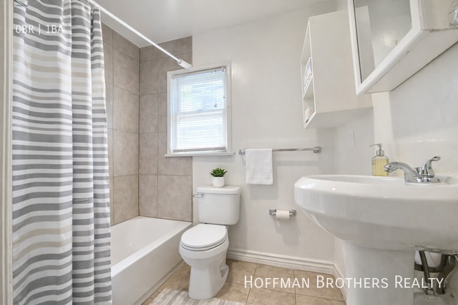 Photo - 301 N Sycamore Ave Unit 1