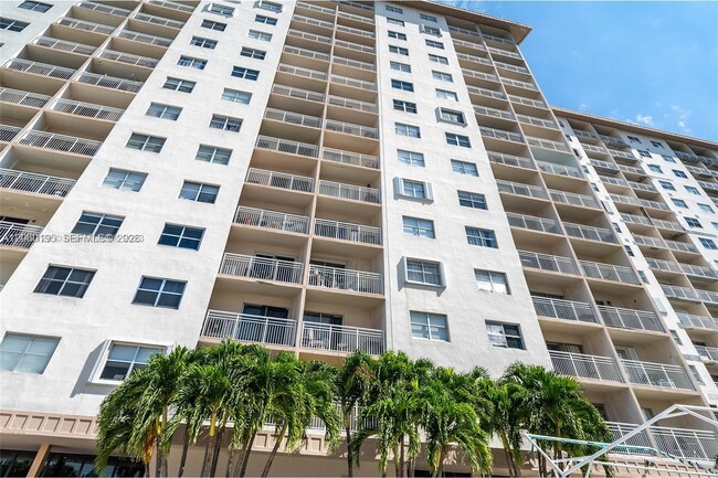 Building Photo - 400 Kings Point Dr Unit 320