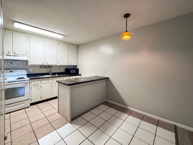 Building Photo - 1405 E 40th St Unit APT 6F