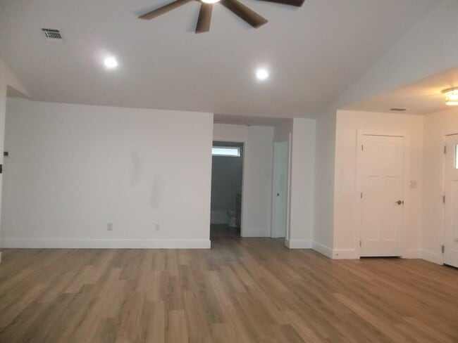 Photo - 240 Pin Oak Way N