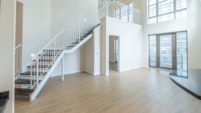 Sala de estar con pisos madera