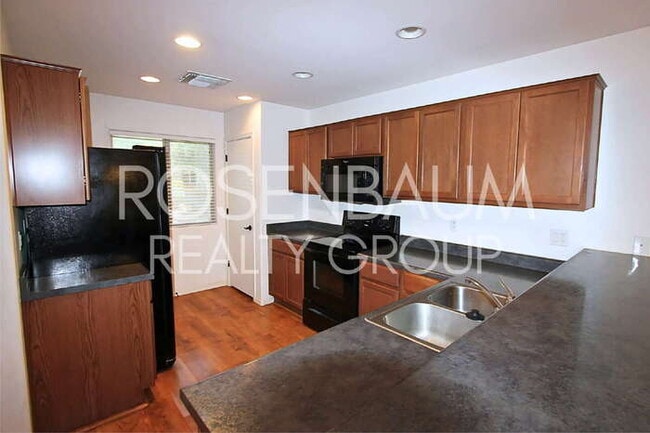 Building Photo - Beautiful 3-beds, 2-baths home in the Broa...