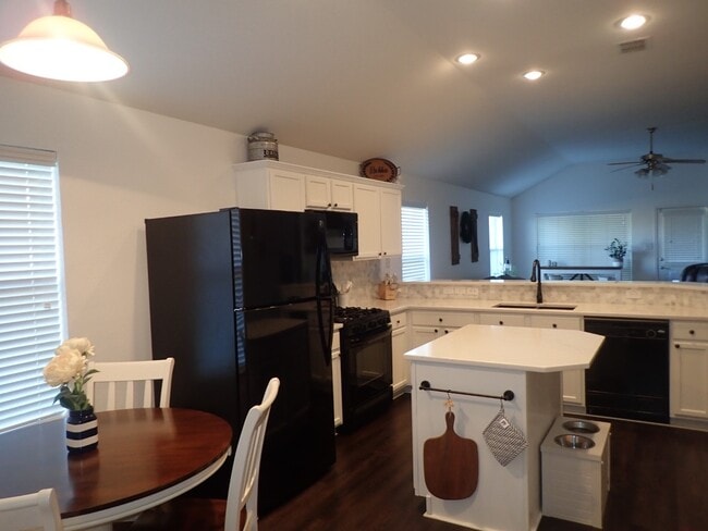 Cocina - 9801 Willowick Ave