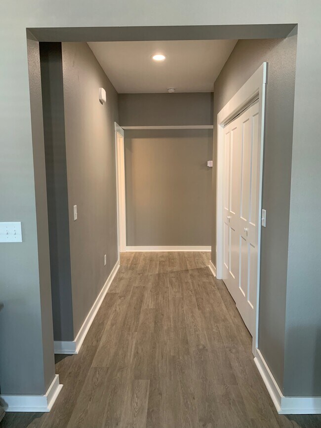 Hallway - 400 E Twin Springs St Unit 1