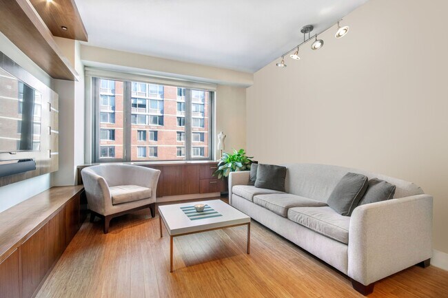 Photo - 305 W 16th St