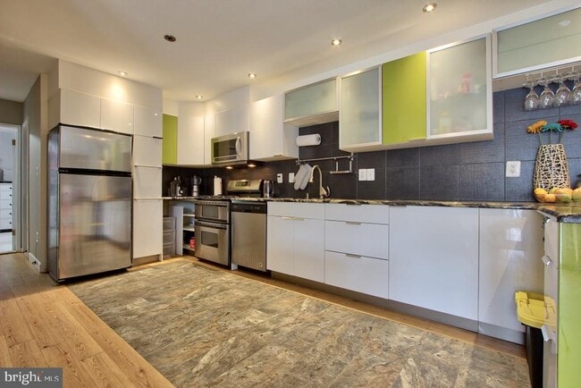 Building Photo - 10026 Fair Wds Dr Unit 165