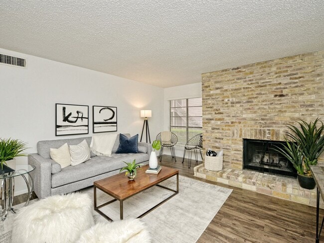 Building Photo - 3600 N Hills Dr