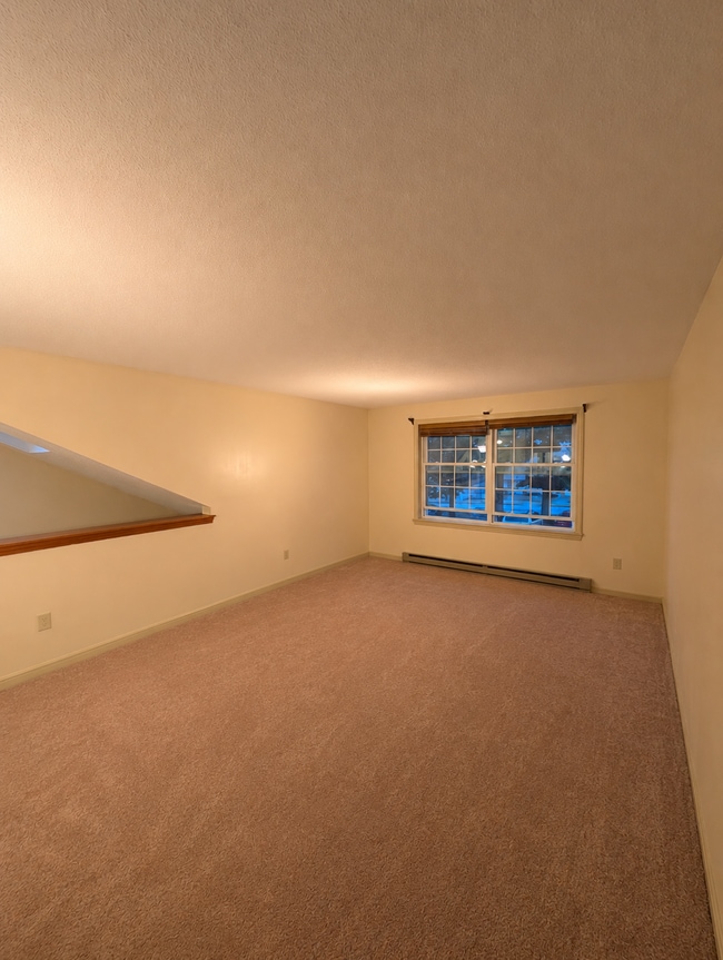 Building Photo - 161 Saco Ave Unit Jameson Woods #216