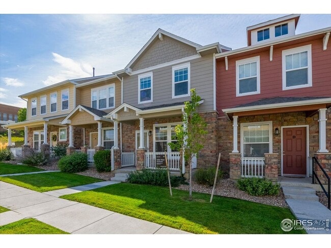 Building Photo - Darling Thornton Townhome - 3 bed/3 bath with 2 Car Garage - Like New, Available 10/8!