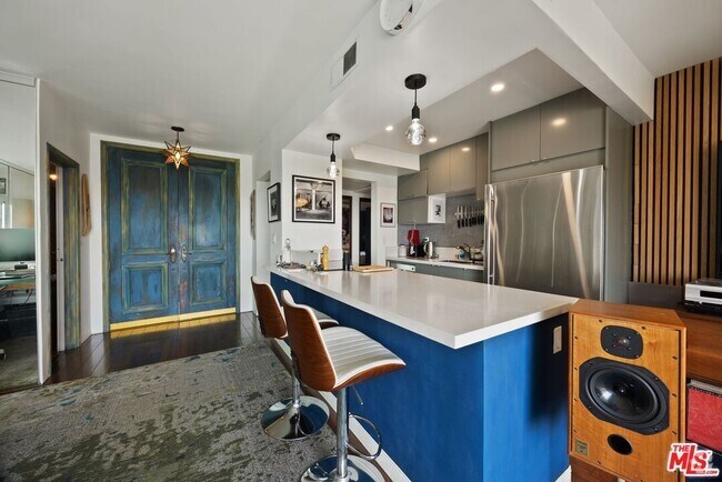 Building Photo - 1131 Alta Loma Rd Unit 309 Rental