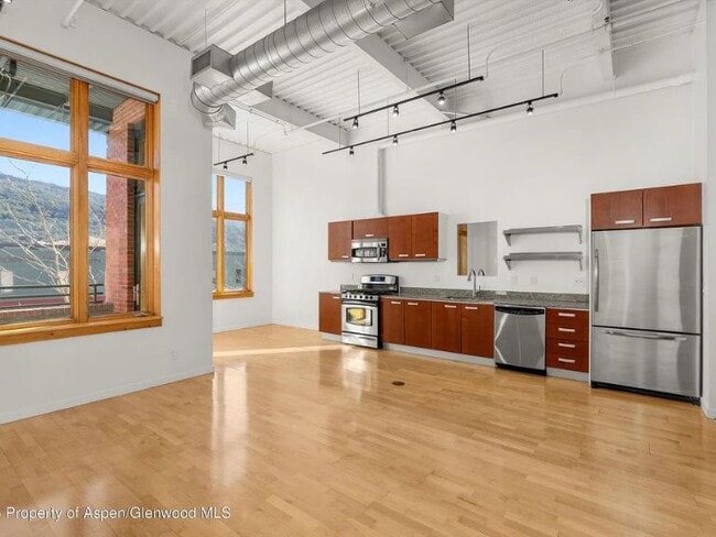 Photo - 231 Robinson St