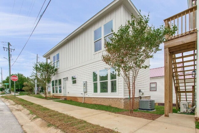 Photo - Build in 2025, 3 bed 3 bath near downtown!