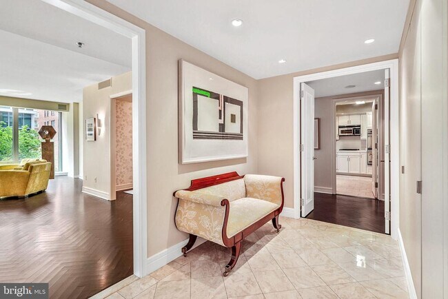 Building Photo - 1111 23rd St NW Unit 4F