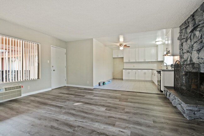 Photo - 15464 Moorpark St