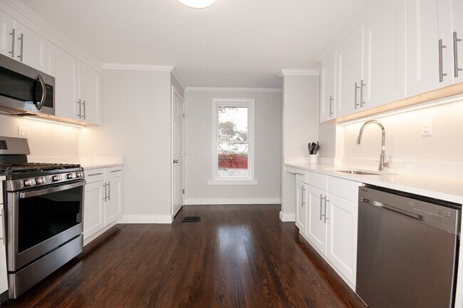 Building Photo - 30 Thornley St Unit 2