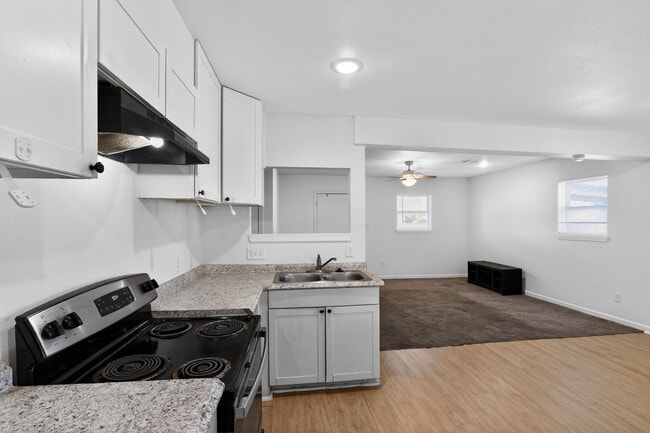 Photo - 1548 W 5th St