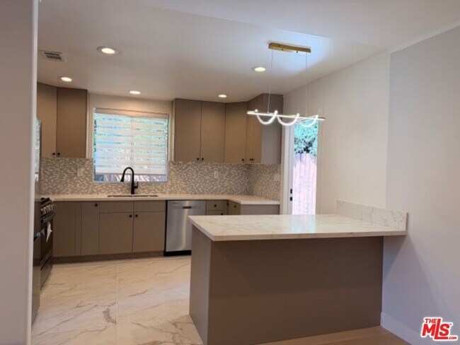 Photo - 14843 Morrison St