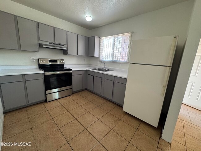Building Photo - 3313 E Blacklidge Dr