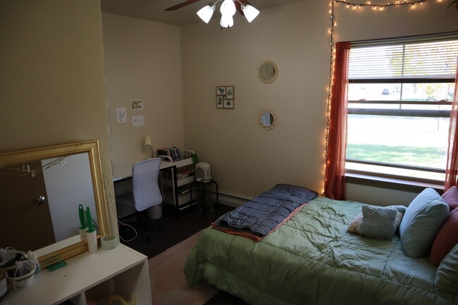 Bed 2 - 168 N Tratt St