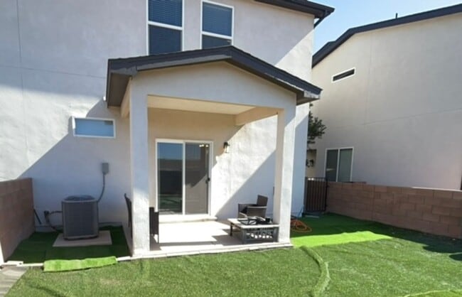 Photo - Beautiful UPGRADED 3bedroom 2.5bathroom To...