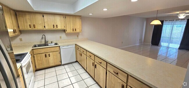 Building Photo - Indian Harbor Beach- 2 Story Townhome
