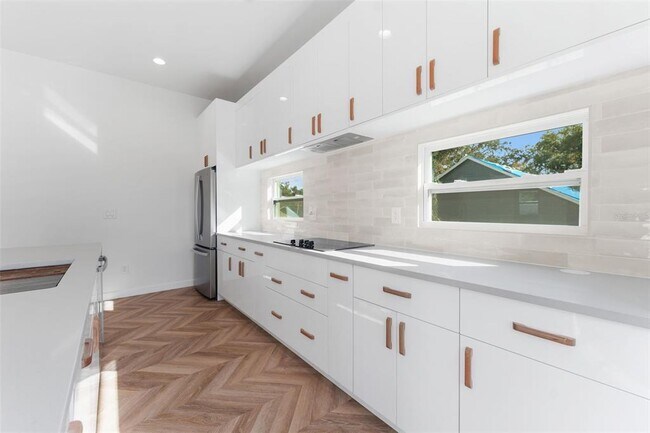 Photo - 102 W Adalee St