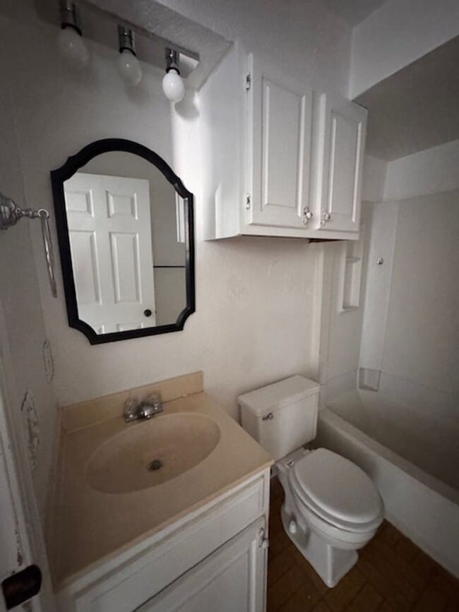 Photo - 2 bed one bath spacious duplex in Mustang!