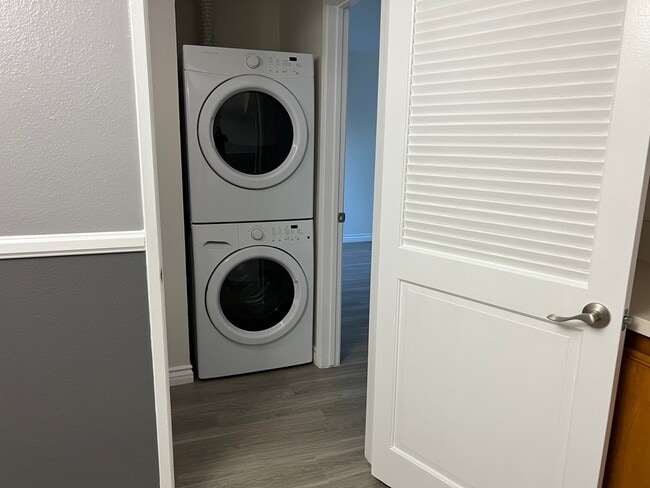Photo - 14615 Burbank Blvd Unidad 201