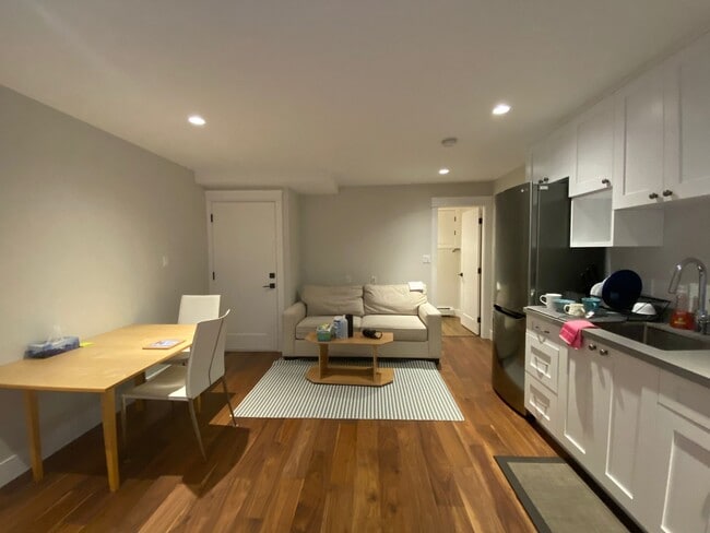 Photo - 437 18th Av W