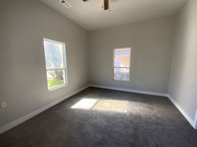 Photo - 1223 W 10th St