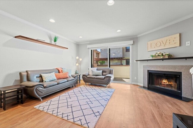 Building Photo - Desirable location! Move-In Ready!