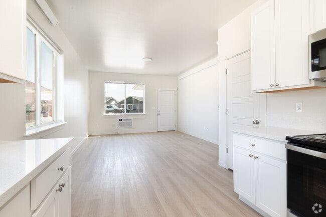 1BR, 1BA - 702SF - Kitchen / Living Room
