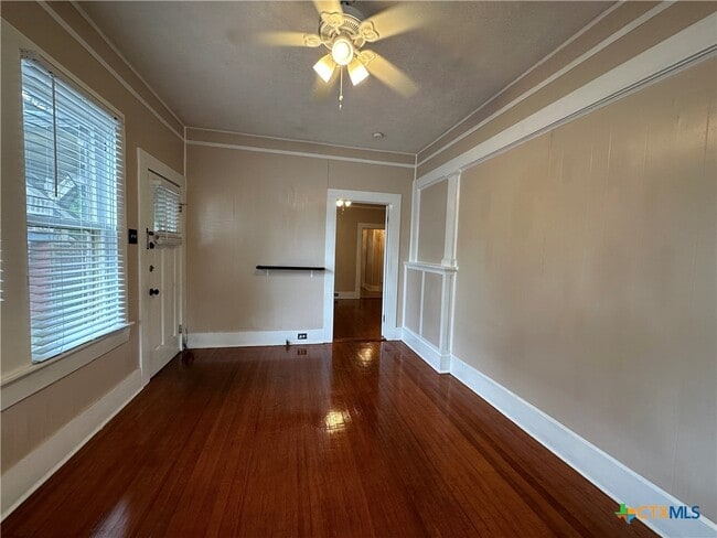 Photo - 420 W San Antonio St