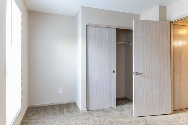 1BR, 1BA - 561SF - Bedroom - Heritage Glen