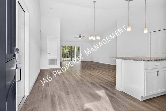 Photo - 615 Chaloupe St SE