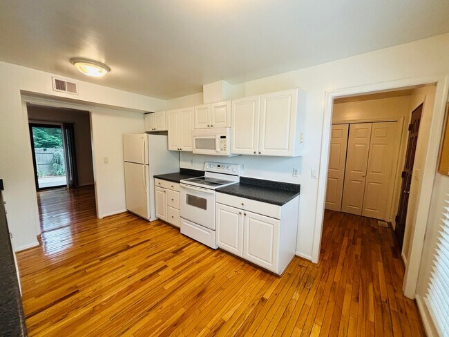 Photo - 103 Huntington Ln