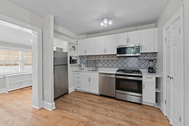 Renovated kit. w/SS appliances! - 2339 3rd St NE Unit 2339 3rd St NE